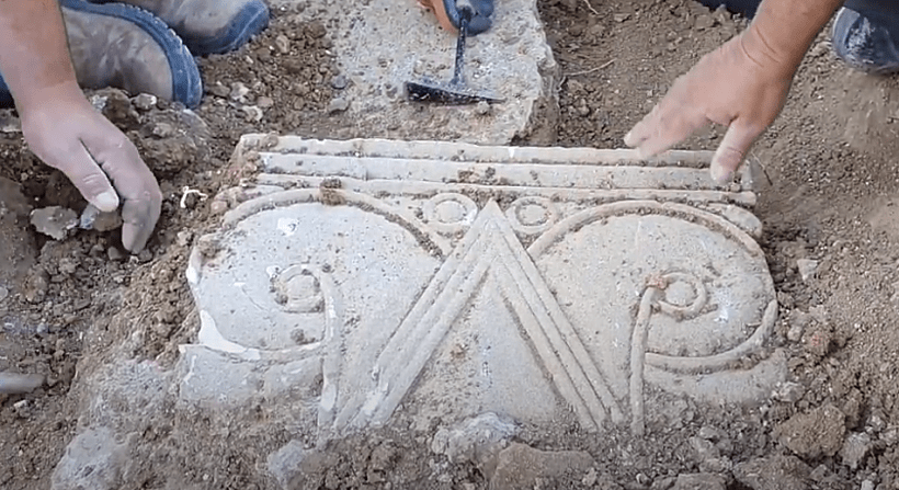 האבנים המעוטרות באתר החפירה בירושלים