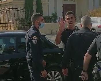 ערן זהבי מתעמת עם השוטרים לפני שנלקח לחקירה