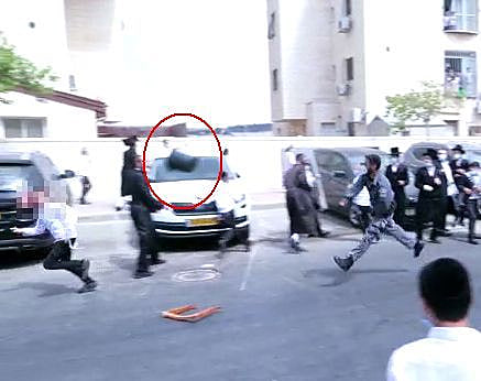 שוטר משליך דלי על ילד במהלך פיזור התקהלות אסורה בביתר עילית