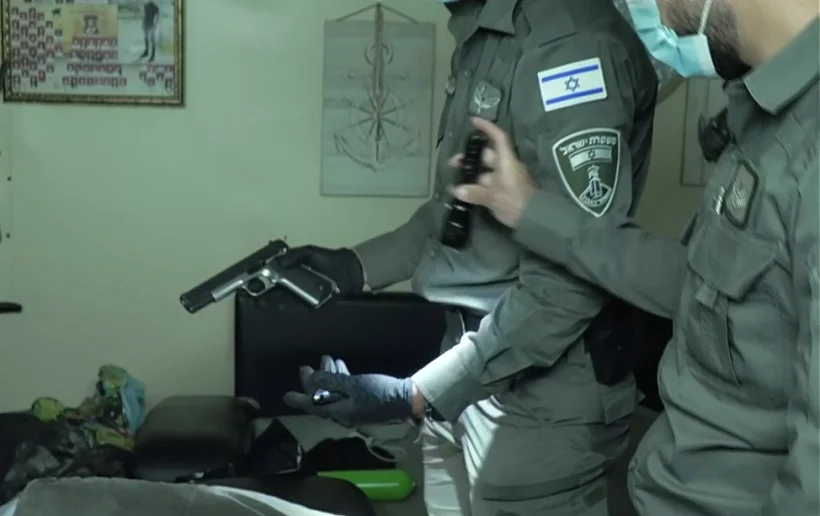 רובה מסוג איירסופט שנמצא בבית של תושב ביישוב ערבי