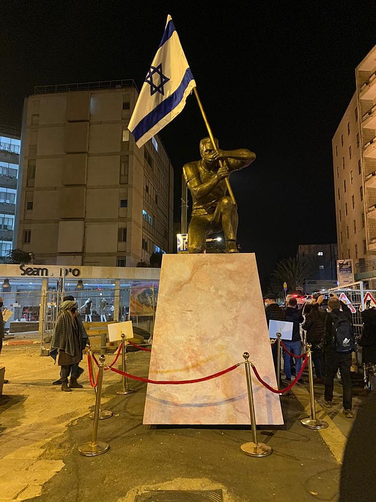 הפסל ''גיבור ישראל'' שפיסל איתי זליאט