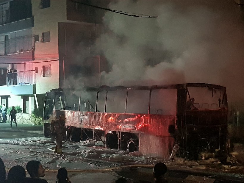 אוטובוס שנשרף על ידי מתפרעים בבני ברק