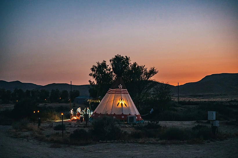 לינה באוהלי טיפי בחוות זית המדבר