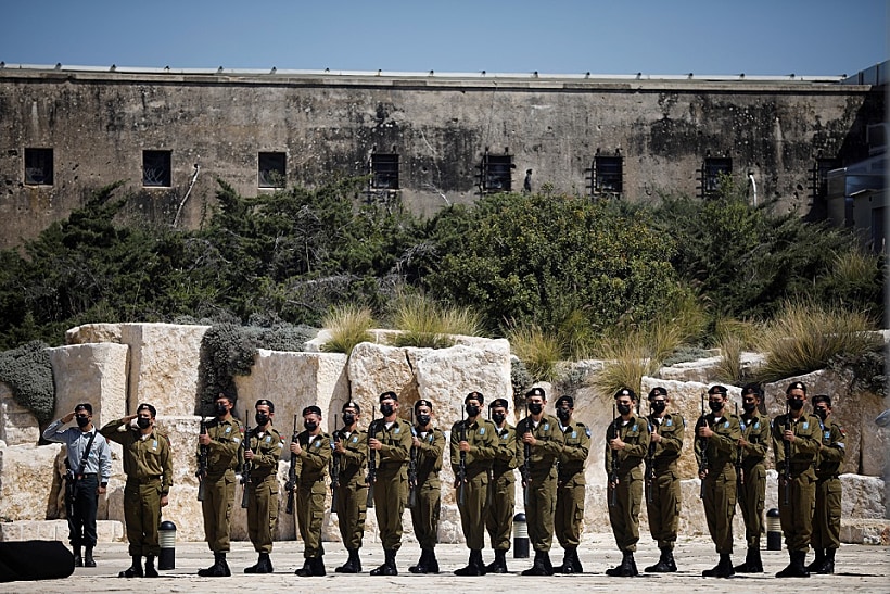 חיילים עומדים בצפירה באתר יד לשריון בלטרון