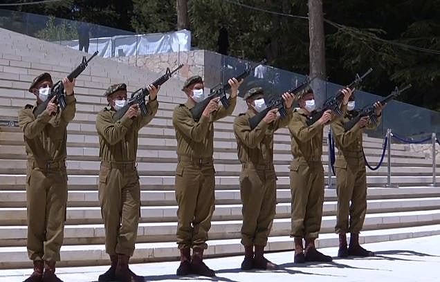 ירי הכבוד בטקס יום הזיכרון בהר הרצל