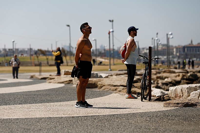 אזרחים עומדים בצפירה בטיילת בתל אביב