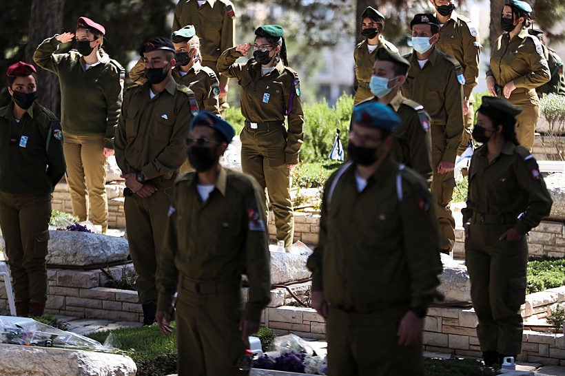 חיילים פוקדים קבר בבית העלמין הצבאי בהר הרצל