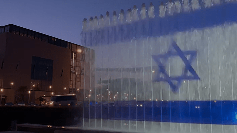 דגל ישראל מוקרן על המזרקה המרכזית בזאגרב שבקרואטיה