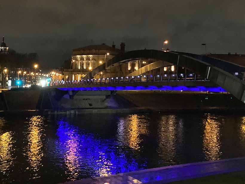 ארבעת הגשרים של וילנה שבליטא הוארו בכחול לבן