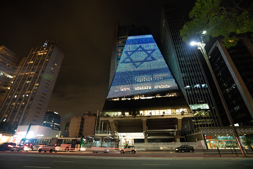 דגל ישראל מוקרן על בניין לשכת התעשייה של סאו פאולו שבברזיל