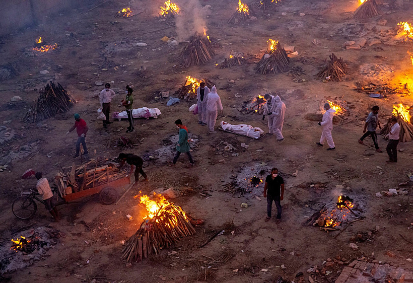 שריפת גופות של קורבנות הקורונה בהודו