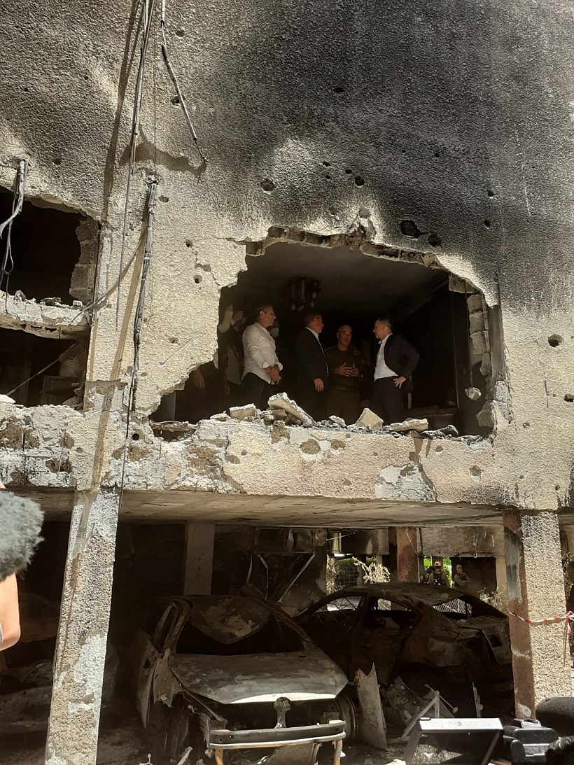שרי החוץ של גרמניה, צ'כיה וסלובקיה בבניין בנפגע מרקטה בפתח תקווה