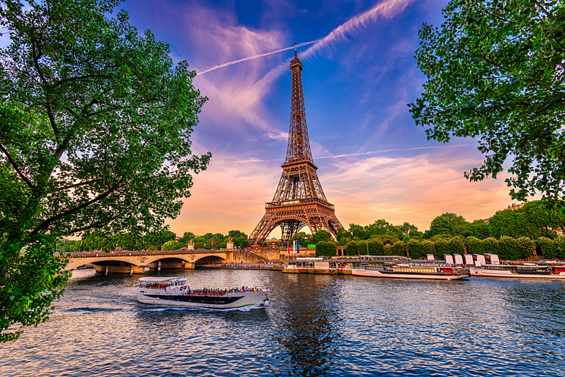 Paris,eiffel,tower,and,river,seine,at,sunset,in,paris,