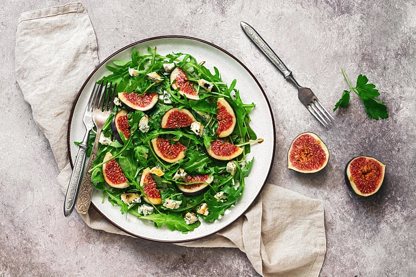Fresh,diet,salad,figs,,arugula,and,blue,cheese,in,a
