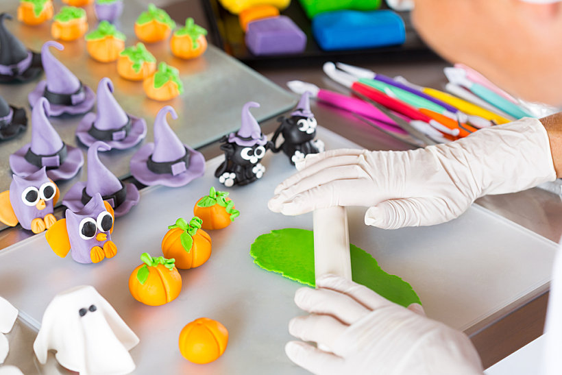 Confectioner,working,on,the,figures,of,halloween,with,fondant,paste