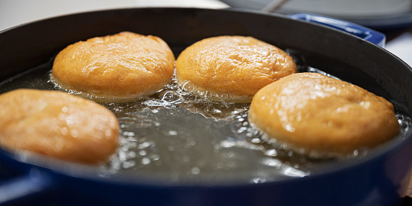 Closeup,of,delicious,home,made,vegan,doughnuts,frying,in,oil.