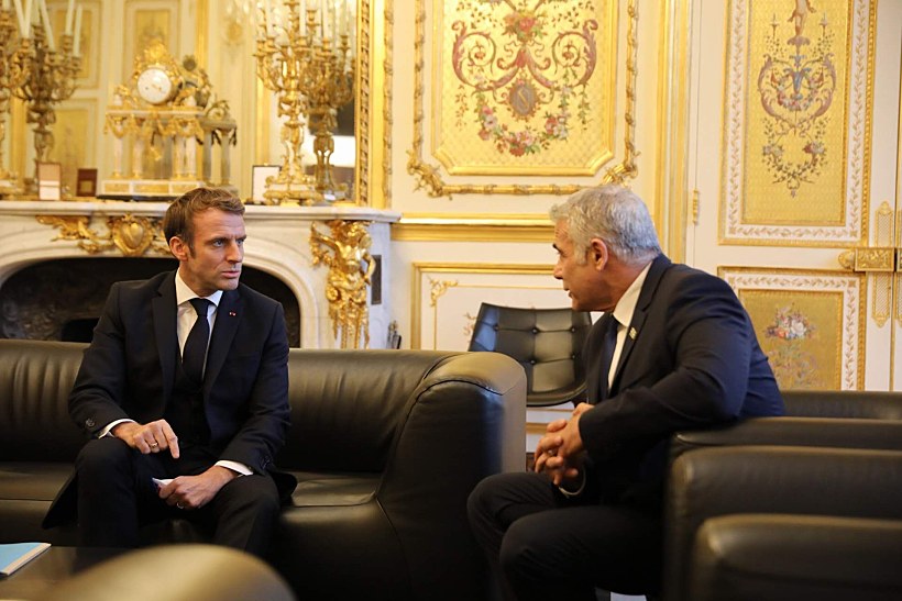 שר החוץ יאיר לפיד ונשיא צרפת עמנואל מקרון