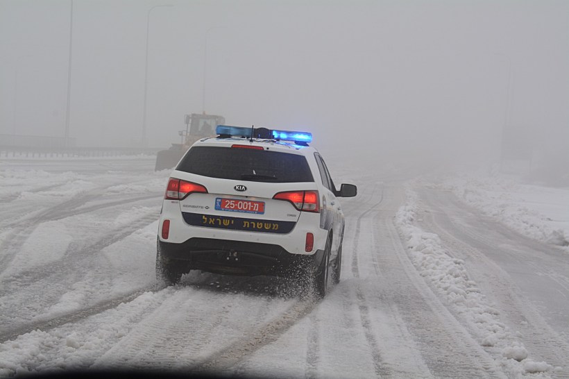ניידת משטרה בכבישים המושלגים של רמת הגולן