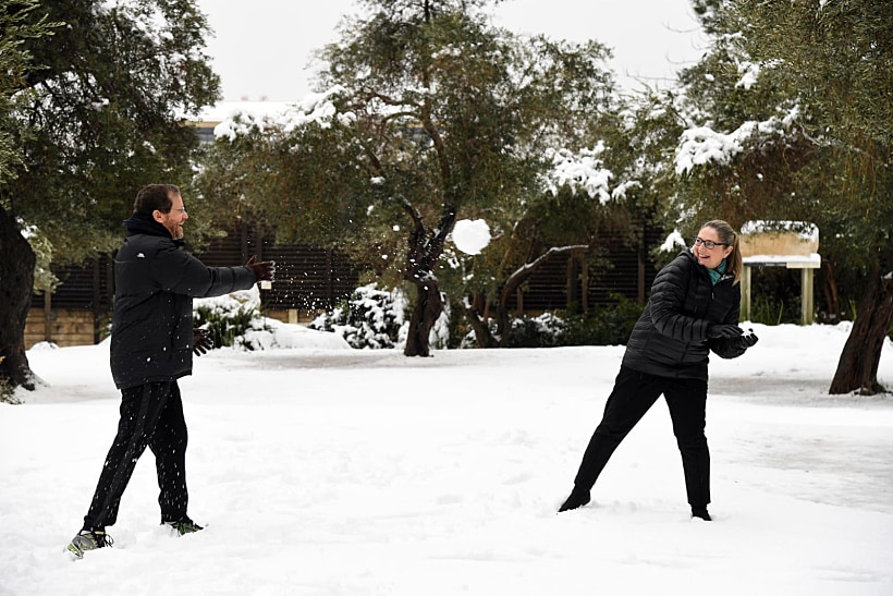 הנשיא יצחק הרצוג ורעייתו מיכל משחקים בשלג במשכן הנשיא