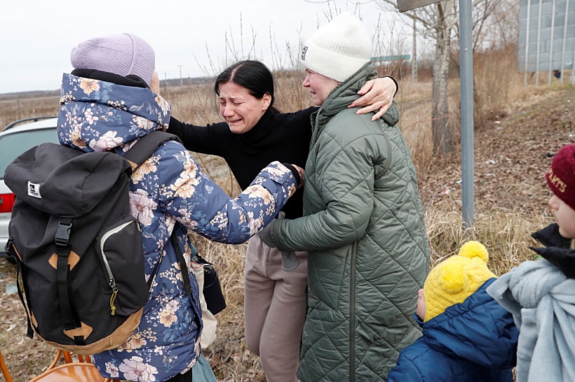 פליטים אוקראינים מגיעים למעבר הגבול עם הונגריה
