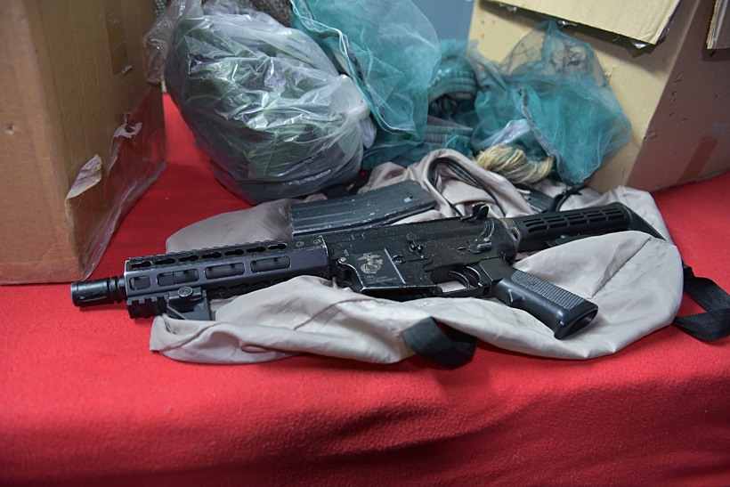 נשק שנמצא בבתי החשודים באום אל-פחם בעקבות הפיגוע בחדרה