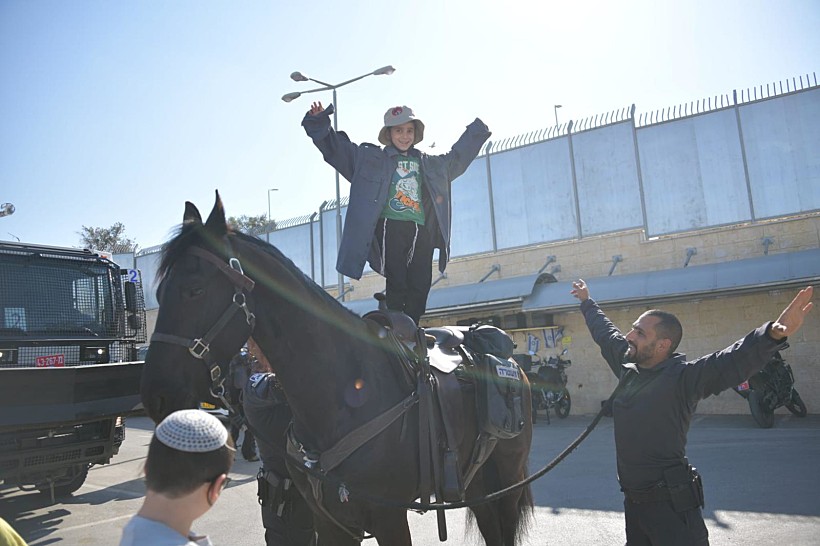 ישי קמיר עם שוטרי מחוז ירושלים