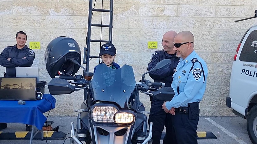 ישי קמיר עם שוטרי מחוז ירושלים