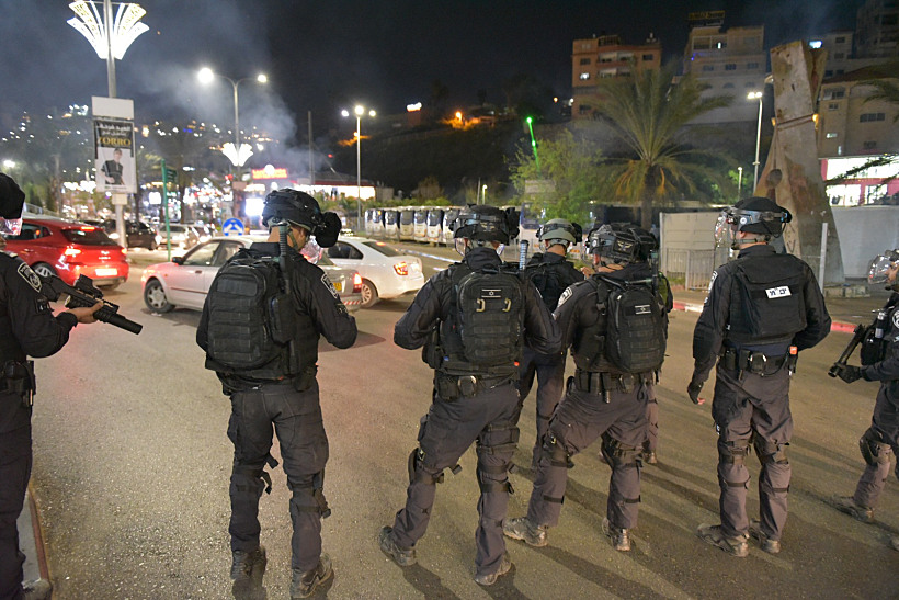 שוטרים במהלך ההפגנה באום אל פאחם