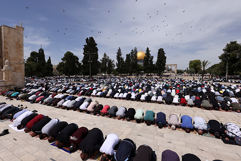 מתפללים במתחם מסגד אל-אקצא