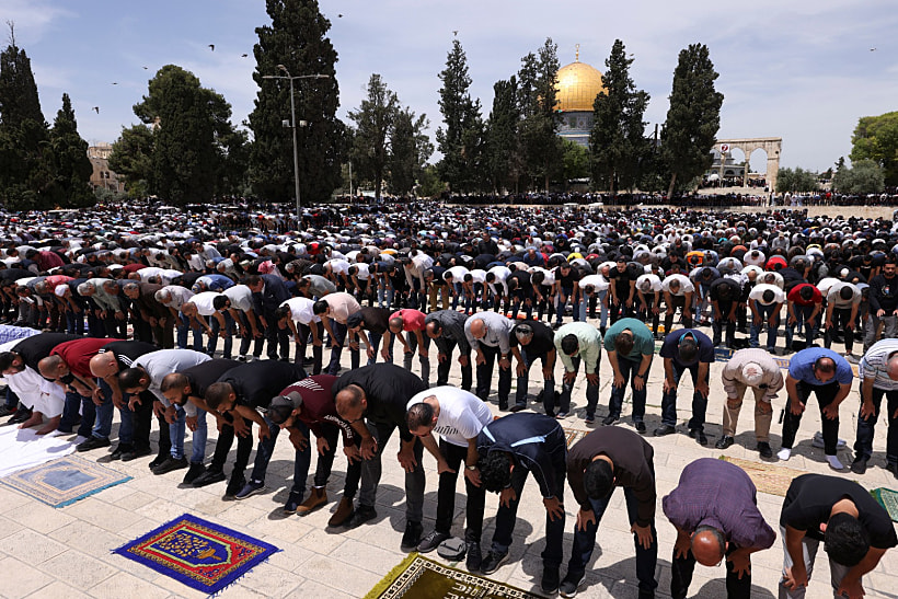 מתפללים במתחם מסגד אל-אקצא