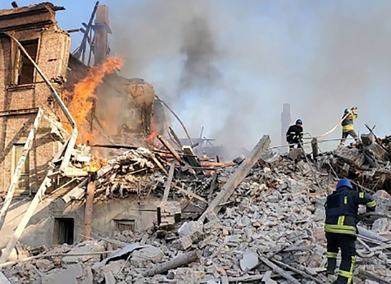 נזק שנגרם לאחר הפצצה רוסית על בית ספר בלוהנסק