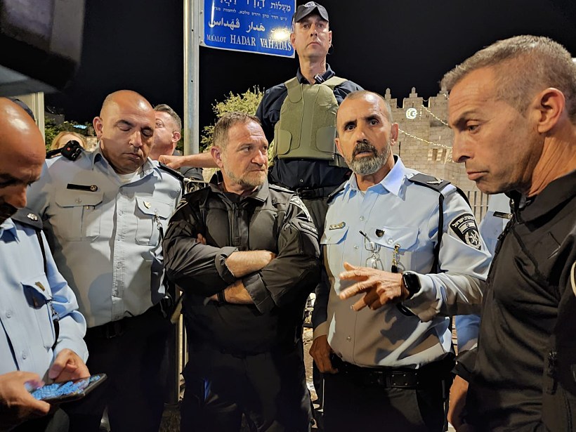 המפכ''ל קובי שבתאי בזירת הפיגוע בשער שכם בירושלים