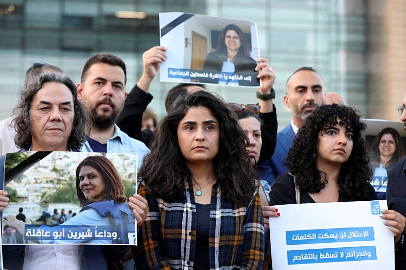 עיתונאים לבנונים מניפים תמונות של שירין אבו עאקלה מול בניין האו''ם בביירות