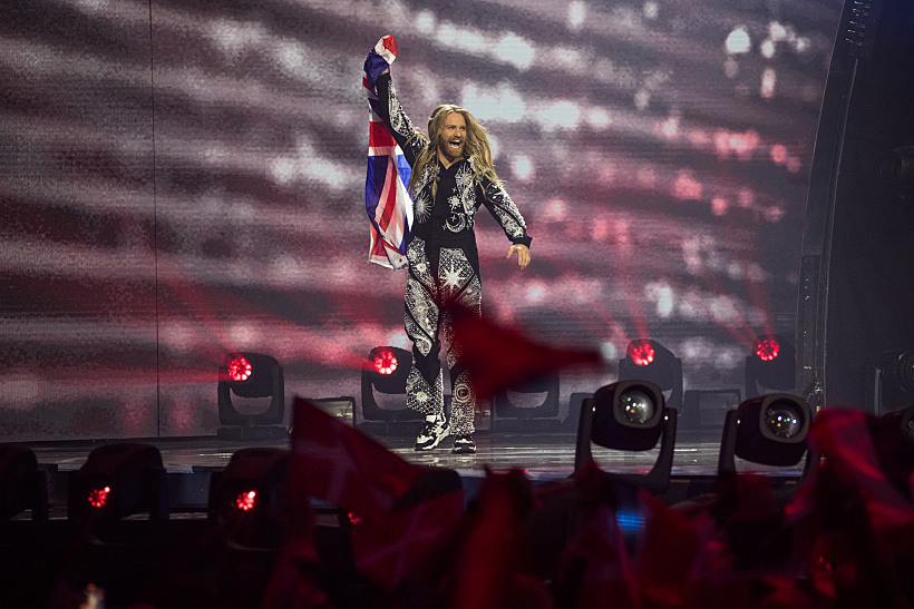 סם ריידר במצעד הדגלים בגמר האירוויזיון