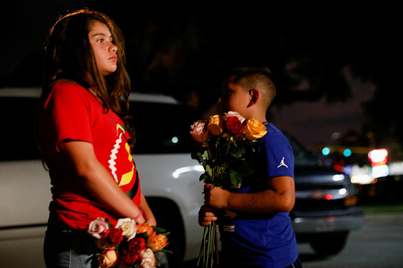 מתאבלים מחוץ לביה''ס בטקסס בו התרחש הטבח