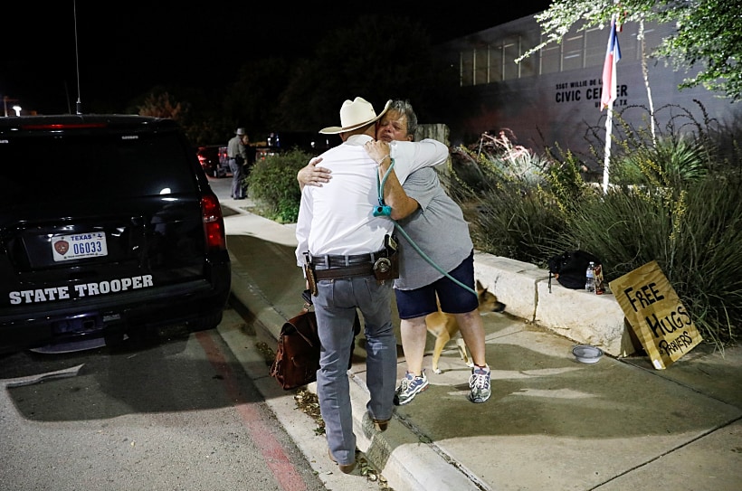 מתאבלים מחוץ לביה''ס בטקסס בו התרחש הטבח