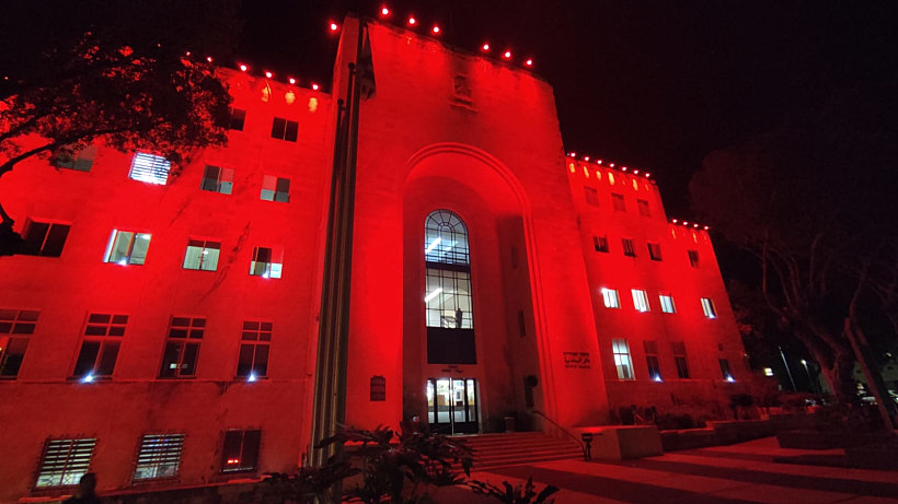 בניין עיריית חיפה מואר באדום לזכרו של מודי בר-און