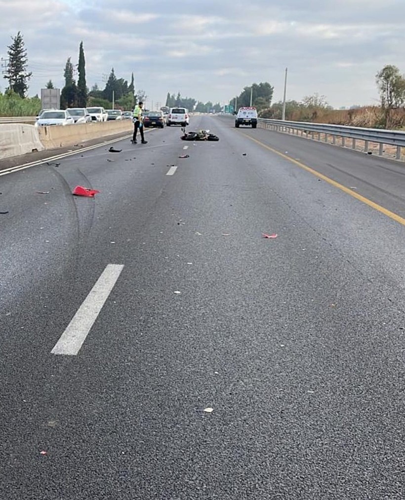 זירת התאונה בה נהרג רוכב אופנוע בכביש 4