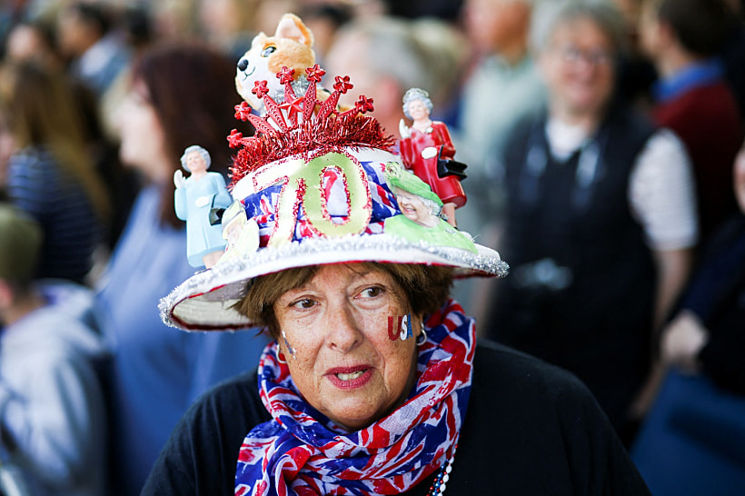 אישה במצעד לחגיגות יובל הפלטינה של המלכה אליזבת