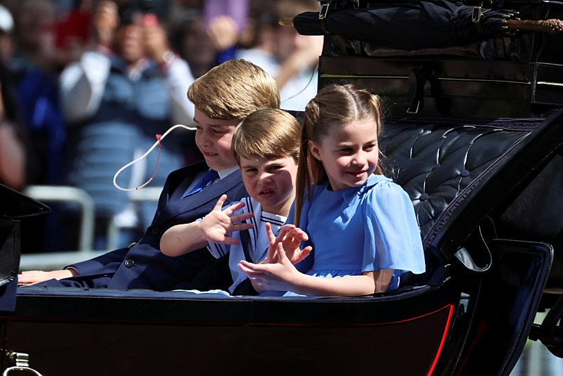 הנסיכה שארלוט, הנסיך לאוי והנסיך ג'ורג', ילדיהם של וויליאם וקייט, במצעד
