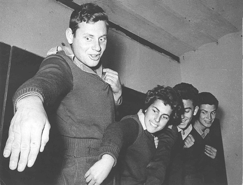 אורי זוהר (משמאל) ואריק איינשטיין (מימין) בשנות ה-60