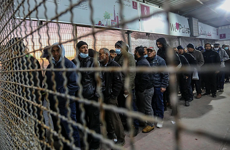 פועלים פלסטינים ממתינים במעבר ארז לכניסה לישראל