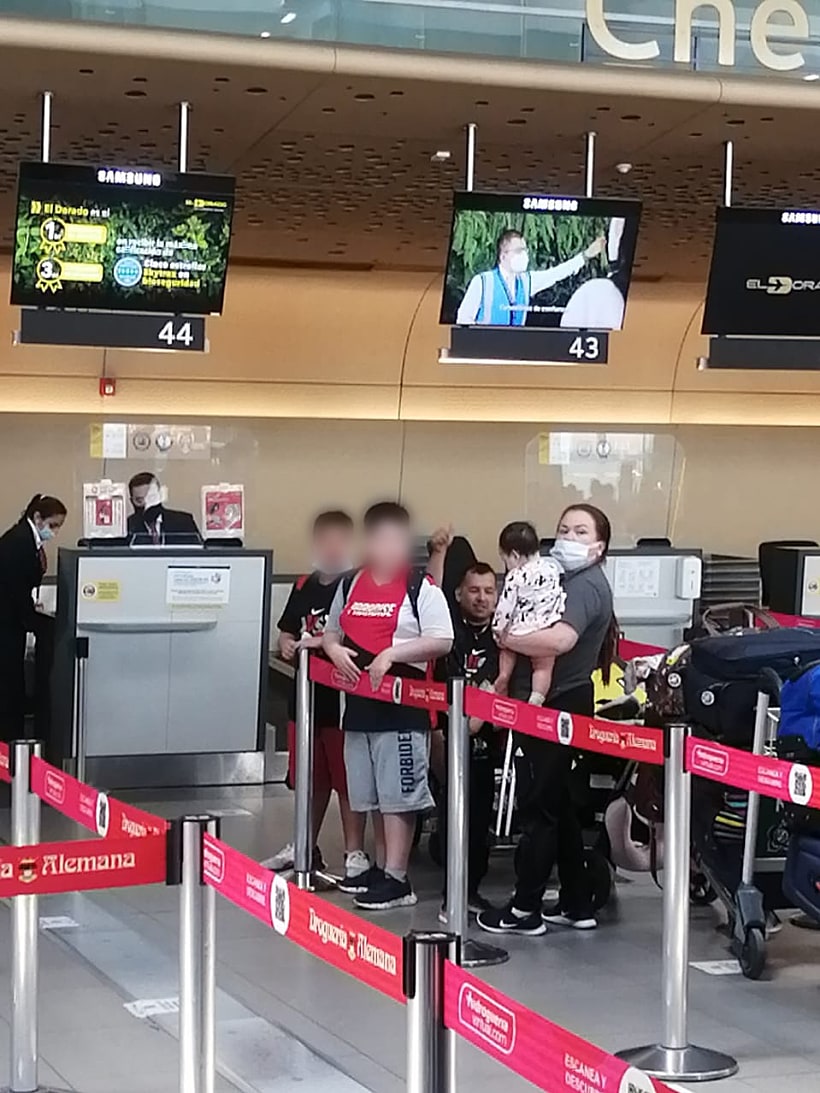משפחת ארבולדה ממתינה בשדה התעופה בקולומביה