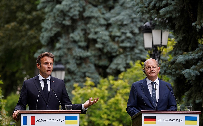 נשיא צרפת עמנואל מקרון וקנצלר גרמניה אולף שולץ במסיבת עיתונאים בקייב