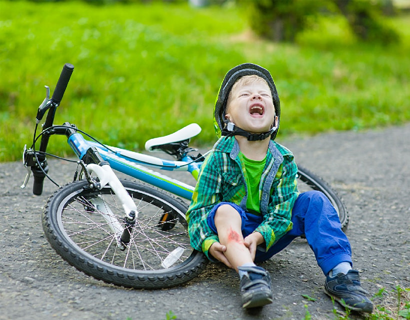 ילד נופל מאופניים