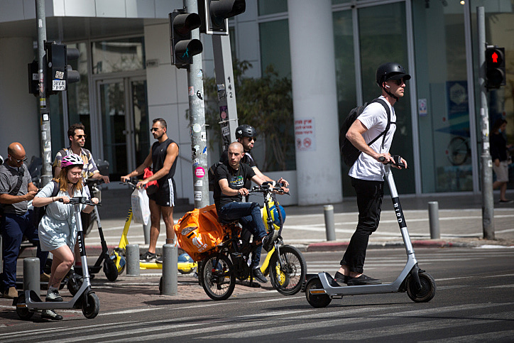 רוכבים על כלים חשמליים בתל אביב