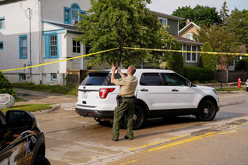 שוטר מחוץ לבית אמו של החשוד בטבח מחוץ לשיקגו