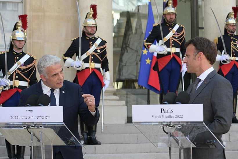 ראש הממשלה יאיר לפיד ונשיא צרפת עמנואל מקרון מחוץ לארמון האליזה