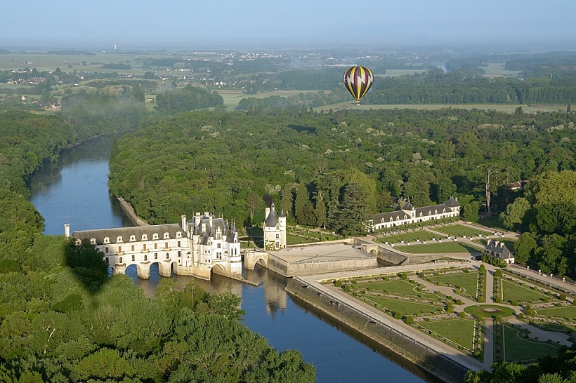 Aerial,view,over,chenonceau,castle,with,hot,air,balloon.,loire