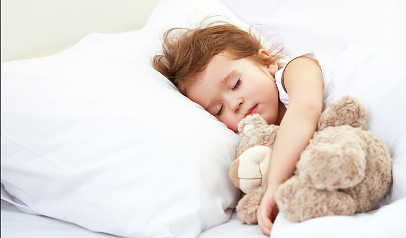 ילדה ישנה עם דובי